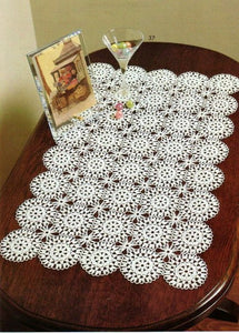 Round crochet motifs table runner